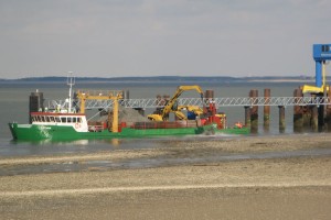 Die Catjan musste im März das Baggergut im Hafenbereich abladen.