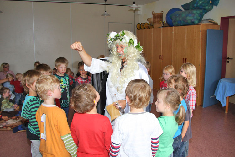 Die Elfe Finola Glöckchenklang besuchte den Kindergarten und verzauberte die Kleinen und Größeren