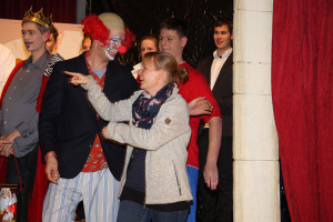 Miriam Traulsen mit Ihren Schülern und Schülerinnen und Klassenlehrer der R 10 Mathias Hölck als Clown